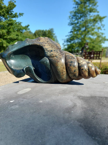 tuinbeeld schelp in steen