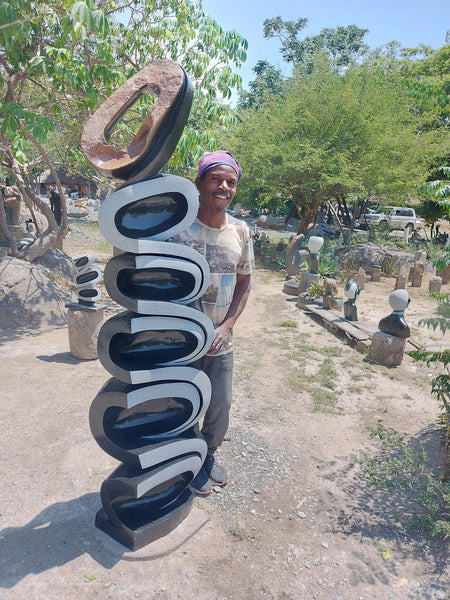 groot tuinbeeld in steen, abstract vormgeving