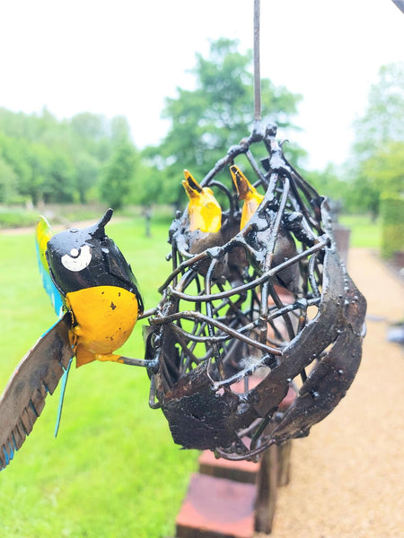 metalen nets met 1 koolmees en 2 kuikens