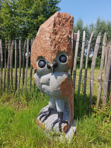 massieve uil in steen, zwaar beeld, tuinbeeld