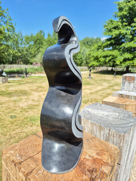 beeldhouwwerk in steen, abstract, springstone, zimbabwe, tuinbeeld, beeldentuin, kunstwerk, hedendaags, shona kunst
