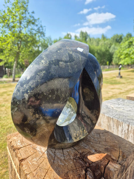 beeld in steen, beeldentuin, zimbabwaanse kunst, Jeche Munyaradze, fruitserpentijn beeld, abstracte vormgeving