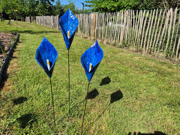 blauwe lelies in metaal, tuinprikker, zonnebloem gee, zimbabwe, lelie tuinsteker, unieke tuindecoratie, wereldbeeld hamme, handgemaakt, olievaten, unieke cadeaus
