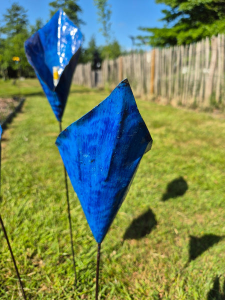 blauwe lelies in metaal, tuinprikker, zonnebloem gee, zimbabwe, lelie tuinsteker, unieke tuindecoratie, wereldbeeld hamme, handgemaakt, olievaten, unieke cadeaus