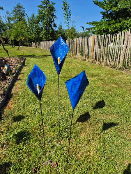 blauwe lelies in metaal, tuinprikker, zonnebloem gee, zimbabwe, lelie tuinsteker, unieke tuindecoratie, wereldbeeld hamme, handgemaakt, olievaten, unieke cadeaus