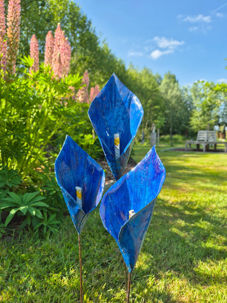 blauwe lelies in metaal, tuinprikker, zonnebloem gee, zimbabwe, lelie tuinsteker, unieke tuindecoratie, wereldbeeld hamme, handgemaakt, olievaten, unieke cadeaus