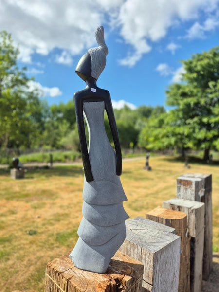 vrouwenfiguur, stenen beeld, tuinbeeld, julius murenza, wereldbeeld driegoten