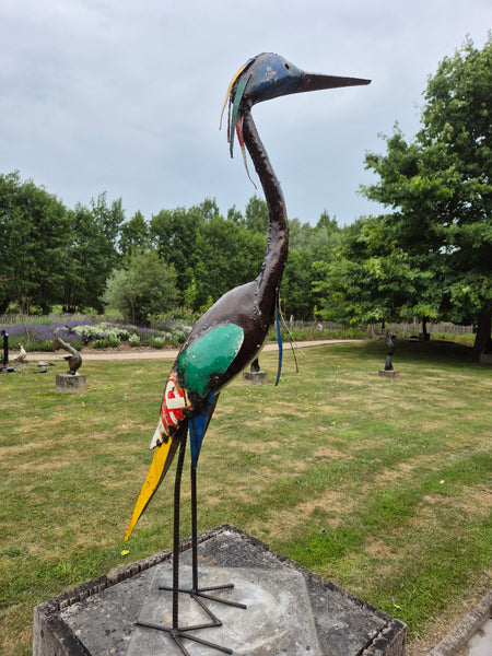 reiger van recyclage metaal, gekleurde olievaten, tuinbeeld, tuinvogel, reiger , vijverbeeld, wereldbeeld driegoten hamme
