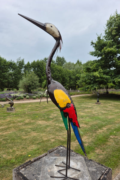 reiger van recyclage metaal, gekleurde olievaten, tuinbeeld, tuinvogel, reiger , vijverbeeld, wereldbeeld driegoten hamme