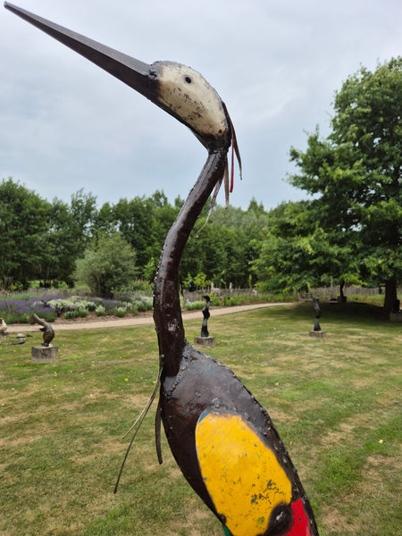 reiger van recyclage metaal, gekleurde olievaten, tuinbeeld, tuinvogel, reiger , vijverbeeld, wereldbeeld driegoten hamme