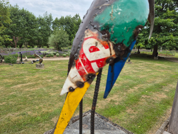 reiger van recyclage metaal, gekleurde olievaten, tuinbeeld, tuinvogel, reiger , vijverbeeld, wereldbeeld driegoten hamme