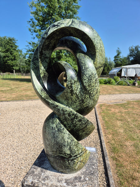 tuinbeeld in natuursteen, abstracte vormgeving