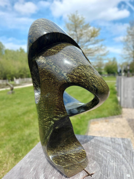 abstract beeld in steen van willard bopoto