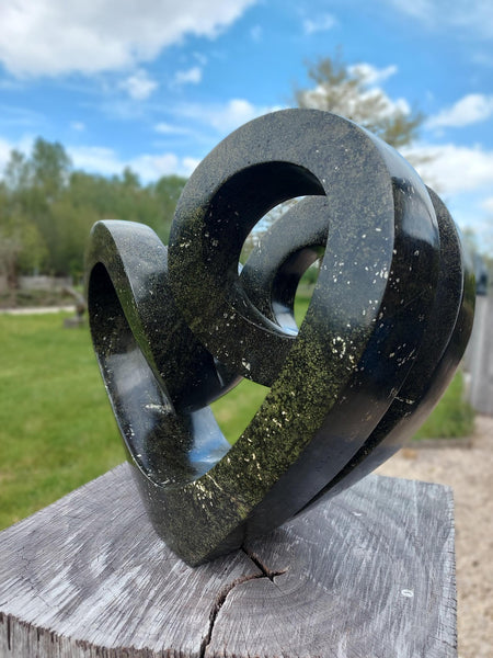 zijkant beeld in steen, tuinbeeld, beeld voor binnen