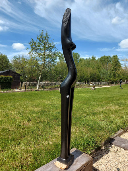 Naaktbeeld in natuursteen