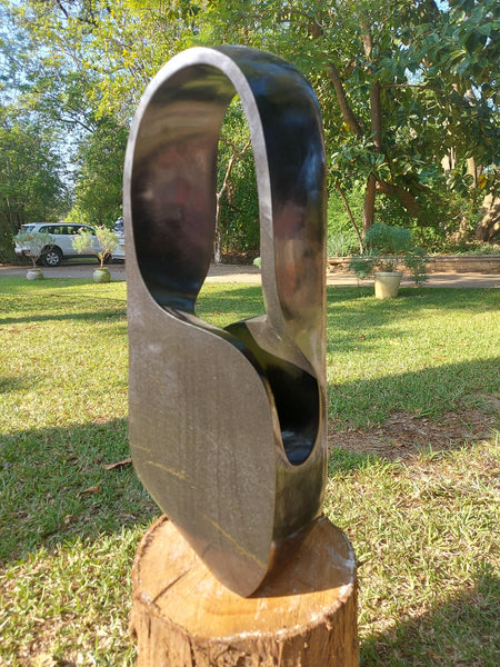 abstract beeld in steen, Nesbert Masunda