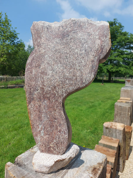 achterkant beeld in steen