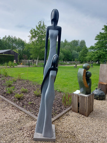 moeder en dochter, tuinbeeld in steen, julius murenza