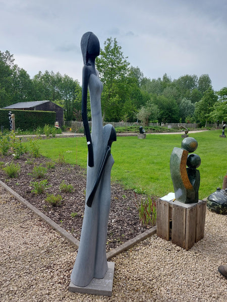 groot beeld in steen, tuinbeeld, beeld voor binnen, moeder en dochter