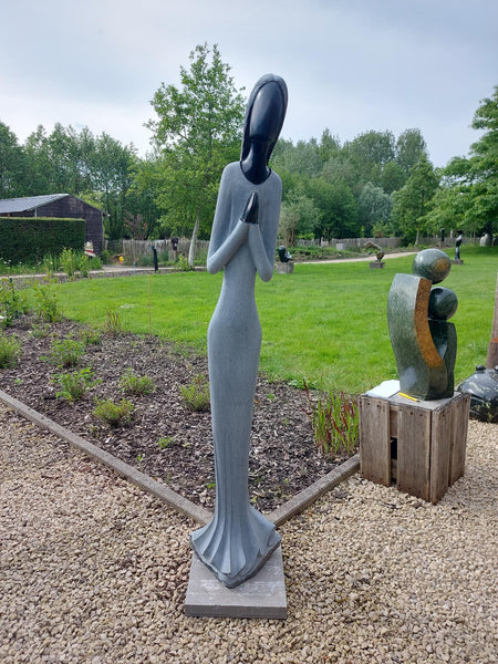 biddende persoon, meditatie beeld, springstone, shona art