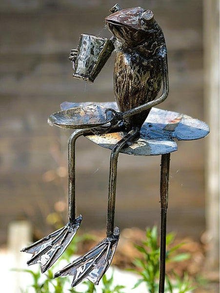 kopje koffie kikker op tuinprikker, kikker met een tas koffie, tuinsteker, uniek geschenk