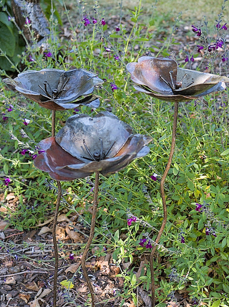 poppies, papavers, klaprozen in metaal, tuinprikkers, tuindecoratie, set van 3 metalen bloemen, recycled metaal, zimbabwe fair trade, wereldbeeld driegoten hamme