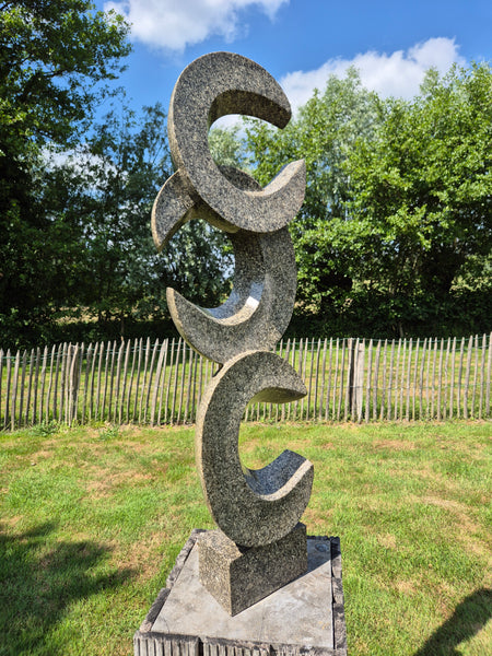 tuinbeeld onward sango, broer van Brighton sango, moon dream, abstract beeld, organische vorm, shona kunst zimbabwe