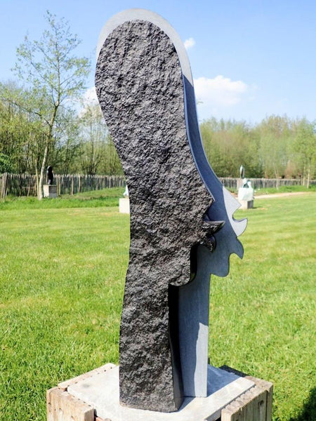 shadow mask, standbeeld in steen