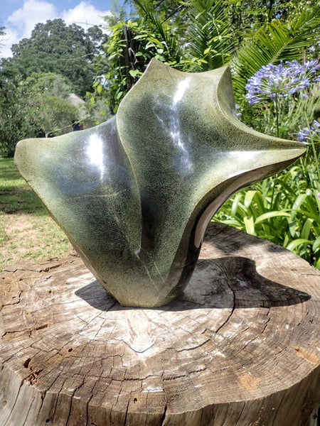 modern sculptuur in steen, Julius Murenza, bij Wereldbeeld