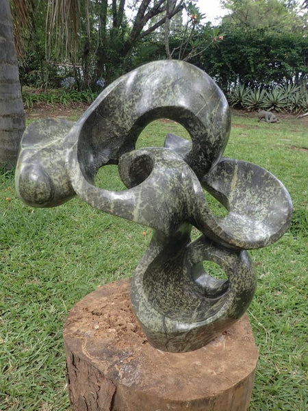 beeld in luipaardrots, harde natuursteen Zimbabwe, abstracte creatie, moderne kunst