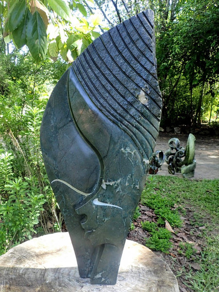 schaduw gezicht in steen, stenen beeld, beeldhouwwerk, standbeeld, tuinbeeld, abstract