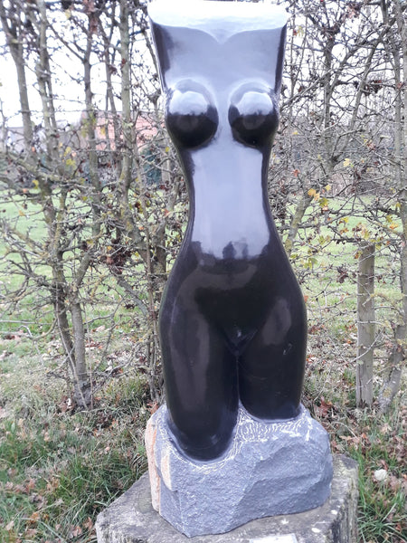 Naaktbeeld in natuursteen