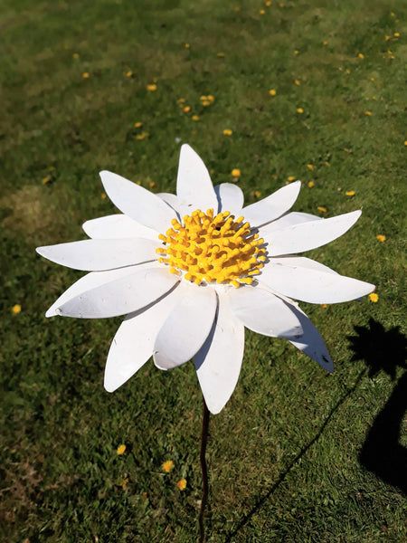 Margriet, bloem op prikker, unieke tuindecoratie