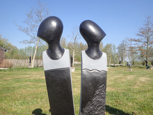 beeld in harde steen van Julius Murenza, abstract koppel bij Wereldbeeld Hamme