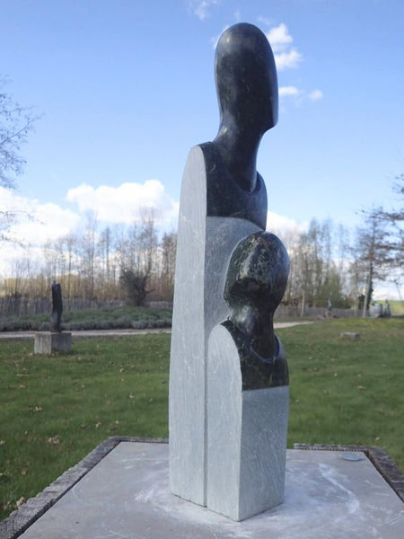 moeder en kind in natuursteen, julius murenza, beeldhouwer, beeldende kunsten, moderne beelden