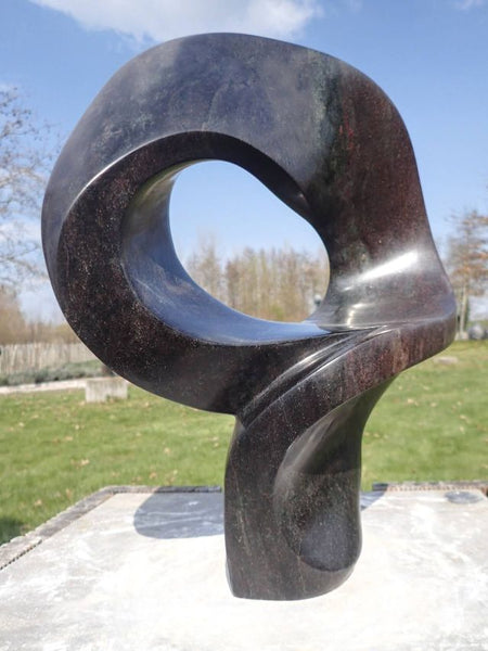 abstract beeldhouwwerk in natuursteen, wereldbeeld beeldentuin driegoten hamme