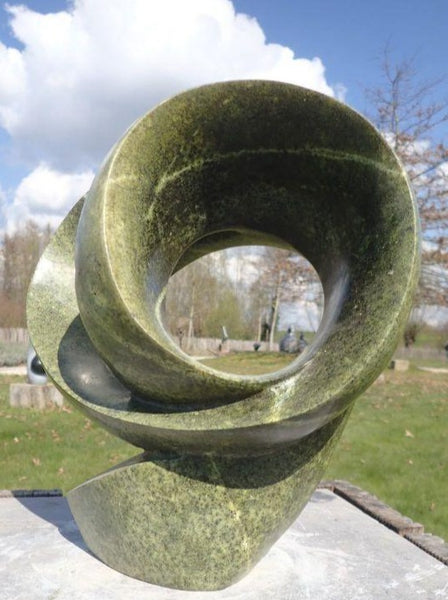 abstract modern hedendaags beeldhouwwerk in natuursteen