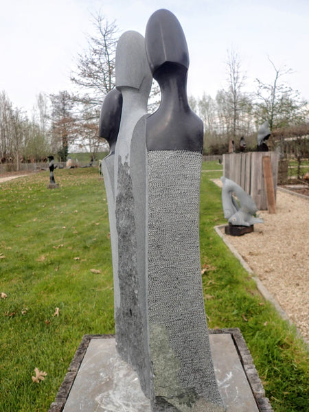 familiebeeld tuin steen