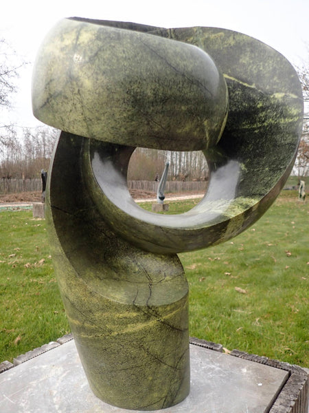 tuinbeeld steen beeldhouwwerk