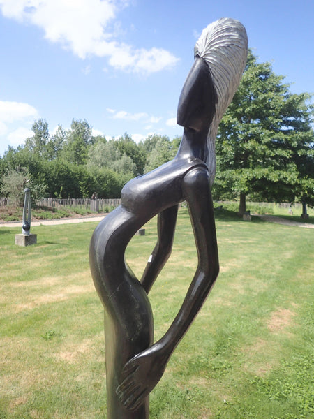 vrouw in steen beeld standbeeld