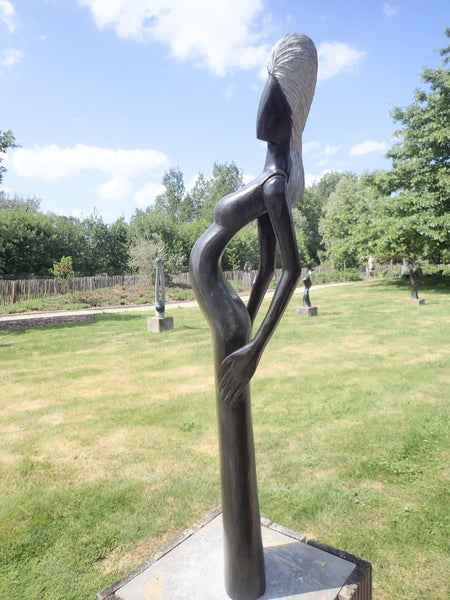 tuinbeeld vrouwenfiguur steen