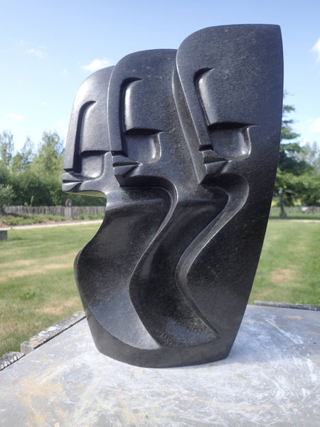 drie gezichten in steen