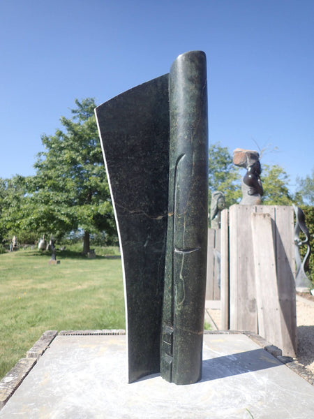 gezicht in steen