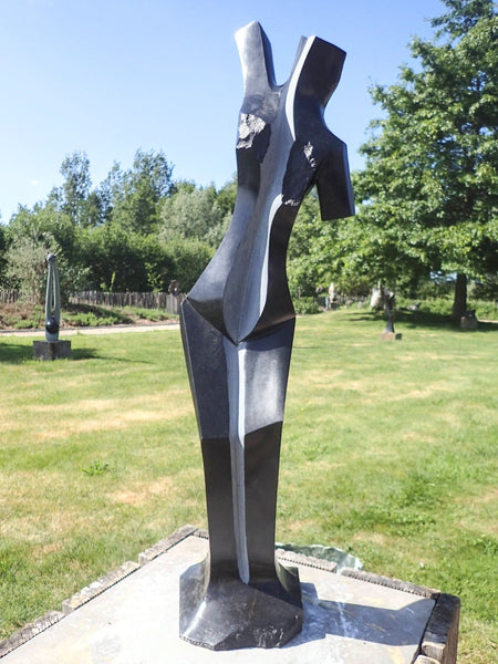 vrouwenbeeld in steen