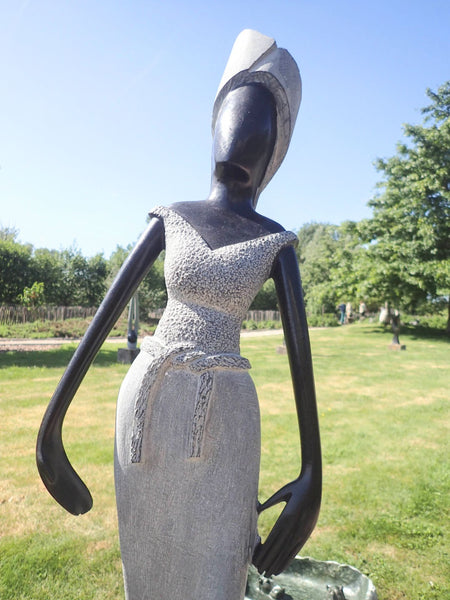 stenen beeld vrouwenfiguur