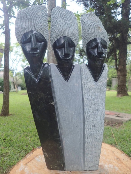 3 figuren in steen beeld