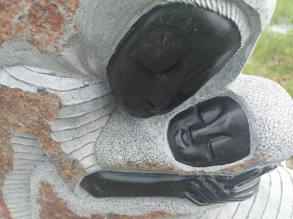 moeder en baby beeld in steen