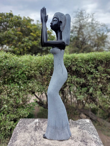 beeld vrouwenfiguur, harde steen