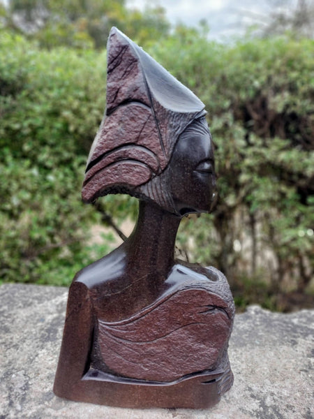 vrouwenbuste in steen