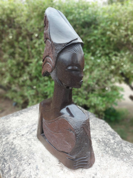 vrouwenhoofd in steen